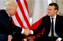 Màn bắt tay gây xôn xao giữa hai nhà lãnh đạo Trump - Macron 
