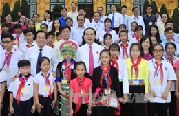 Chủ tịch nước Trần Đại Quang gặp mặt trẻ em có hoàn cảnh đặc biệt tiêu biểu toàn quốc