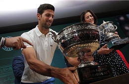 Andre Agassi tập cho Novak Djokovic, làng quần vợt sững sờ