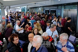 Hàng nghìn hành khách hỗn loạn tại 2 sân bay lớn nhất Anh