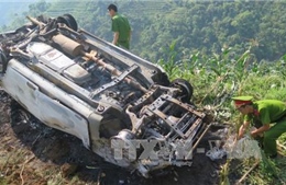 Lào Cai: Xe ô tô mất lái lao xuống vực bốc cháy