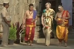 Thủ tướng Anh mặc áo sari Ấn Độ, đi chân đất 