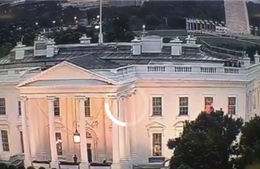 Giải mã ánh sáng đỏ bí ẩn nhấp nháy trong Nhà Trắng