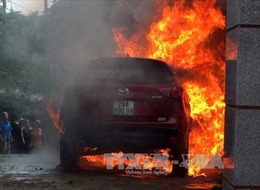 Đỗ cạnh đống rác vừa đốt, ô tô Mazda CX5 bị thiêu trong lửa