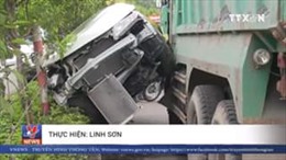 TP Hồ Chí Minh: Tai nạn liên hoàn, ô tô Mercedes bẹp dúm