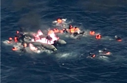 Khoảnh khắc kinh hoàng của người di cư trên con thuyền cháy dữ dội giữa biển