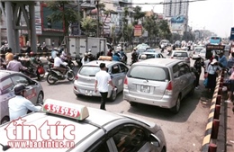 Bát nháo taxi, xe ôm trước cổng bệnh viện Bạch Mai