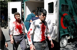 Hiện trường đẫm máu vụ nổ bom làm hơn 400 người thương vong ở Kabul