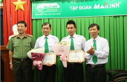 Dũng cảm bắt cướp, hai tài xế taxi được Công an TP Hồ Chí Minh khen thưởng 