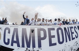 Choáng ngợp với hình ảnh Real Madrid khoe chiến tích Champions League ở Cibeles
