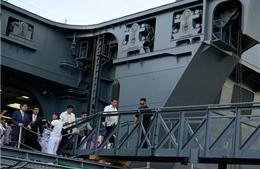 Tổng thống Philippines thăm tàu chiến lớn nhất Nhật Bản