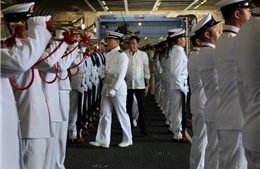 Video Tổng thống Philippines đặt chân lên tàu chiến lớn nhất Nhật Bản