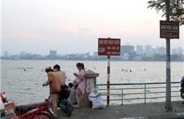 Bất chấp cảnh báo cấm bơi, người dân Hà Nội đổ xô ra sông hồ &#39;giải nhiệt&#39;