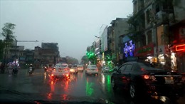Hà Nội đón &#39;cơn mưa vàng&#39; giải nhiệt, nhiều con ngõ ngập nước