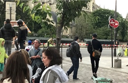 Tấn công cảnh sát trước Nhà thờ Đức bà Paris