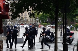 Tấn công trước Nhà thờ Đức bà Paris, cảnh sát Pháp phong tỏa, 2.000 du khách mắc kẹt