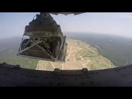 Xem Không quân Mỹ thả xe bọc thép Humvees từ độ cao trên 1,5km xuống đất