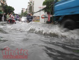 Người dân TP Hồ Chí Minh bì bõm trong nước sau mưa lớn