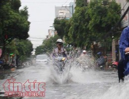 Thành phố Hồ Chí Minh mưa lớn, người dân trở tay không kịp