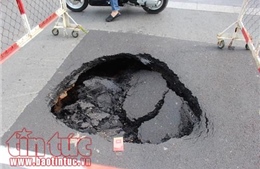 TP Hồ Chí Minh: Xử lý &#39;hố tử thần&#39; do đường ống nước bị vỡ 