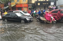Hà Nội mưa lớn, nhiều tuyến đường ngập sâu trong nước