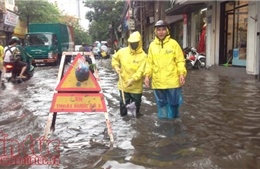 Hà Nội mưa lớn, ngập và ùn tắc tại nhiều tuyến đường
