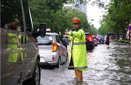 Bóng &#39;áo vàng&#39; dầm mưa, lội nước phân luồng giao thông trong mưa ngập 