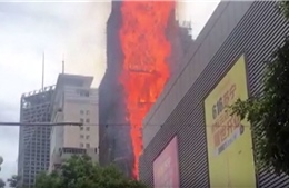 Ngọn lửa lớn &#39;nuốt chửng&#39; tòa nhà chọc trời ở Trung Quốc