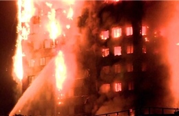 Video cận cảnh vụ cháy kinh hoàng lửa trùm tòa nhà  27 tầng ở London, Anh