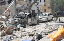 Đánh bom liều chết ở thủ đô Somalia, các tay súng giữ hàng chục con tin 