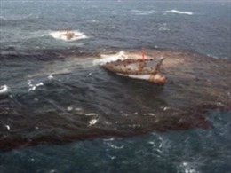 Tàu chở dầu chìm ngoài khơi Malaysia: 6 thủy thủ Indonesia mất tích 