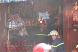 Khói lửa bao trùm, thiêu rụi cửa hàng bán vàng mã ở khu phố người Hoa