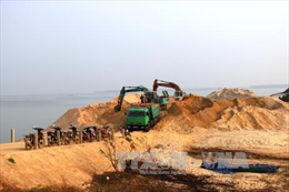 Bắt quả tang nhiều vụ khai thác cát, sỏi trái phép trên sông Thu Bồn