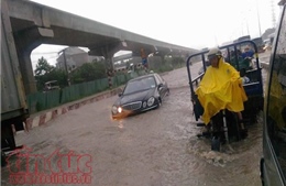TP Hồ Chí Minh mưa lớn, xa lộ Hà Nội thành sông