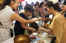 Chen nhau thử ẩm thực Thái tại lễ hội hàng Thái Lan