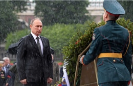 Tổng thống Nga Putin tưởng niệm Chiến sỹ Vô danh dưới mưa tầm tã