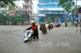 Thái Nguyên: Thí sinh đội mưa lớn đến các điểm thi đúng giờ quy định