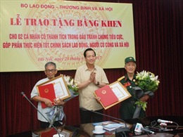 Sau 2 năm chờ đợi, hai ông lão Bắc Ninh chống tiêu cực đã được trao bằng khen