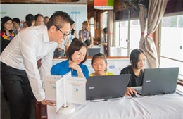 ‘Con thuyền mơ ước’ dạy công nghệ thông tin cho trẻ em nghèo vùng biển ra khơi