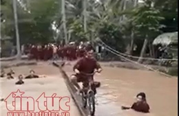Cười té ghế với cảnh chạy xe đạp qua cầu khỉ ở miền Tây