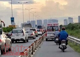 Xe khách Hoa Mai thản nhiên chạy vào làn xe máy trên đường dẫn cao tốc TP Hồ Chí Minh – Long Thành – Dầu Giây