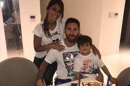 Messi &#39;bế mạc&#39; tuần sinh nhật bên chiếc bánh hình Barcelona 