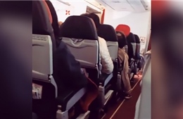 Xem video máy bay AirAsia rung lắc như máy giặt, hành khách sợ phát khóc