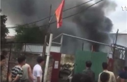 Hà Nội: Cháy lớn tại làng Triều Khúc, cột khói đen bốc cao hàng chục mét