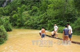 Cao Bằng: Người dân phải dùng bè vượt qua tỉnh lộ 204 khi có mưa to