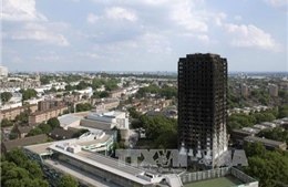 Ngừng bán tấm ốp dùng cho tháp 27 tầng cháy ở London 