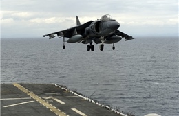 Xem chiến đấu cơ AV-8B Harriers hạ cánh thẳng đứng xuống tàu đổ bộ USS America