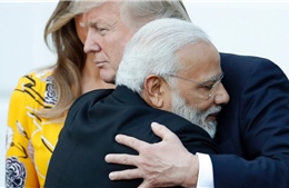 Giải mã cái ôm thân thiện trong lần đầu gặp mặt giữa Thủ tướng Ấn Độ và Tổng thống Mỹ