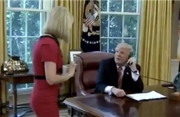 Đang dở điện đàm, Tổng thống Trump gọi nữ phóng viên lại và khen xinh