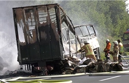 Cận cảnh xe buýt cháy trơ khung ở Đức, 18 người chết trong biển lửa